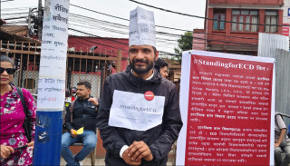 ईसीडी शिक्षा सुधारको माग गर्दै ९ दिन देखि माइतीघरमा उभिएर सरकारलाई दबाब दिइरहेका चापागाईं 