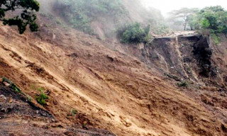 काठमाडौंमा पहिरोमा पुरिएर एक जनाको मृत्यु 