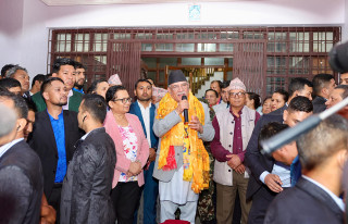 प्रधानमन्त्रीबाट पदमुक्त भएका प्रचण्डलाई खुमलटारमा स्वागत 