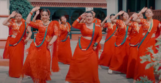 देवी र पुस्पाले ल्याए नयाँ तीज गीत ‘सिङ्गापुरे लाहुरे’ (भिडियो)