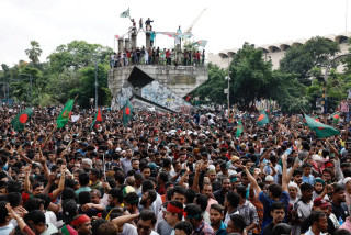 बंगलादेशको प्रधानमन्त्री कार्यालयमा छिरे प्रदर्शनकारी, उठाए सोफा र कुर्सी 