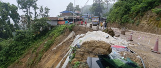 दाउन्नेमा सडक भासियो, पूर्वपश्चिम राजमार्ग अवरुद्ध