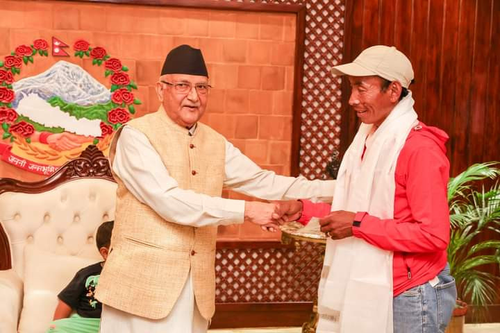 ‘हेर्ने कथा’ को 'हराएका वर्षहरु' का प्रकाशले प्रधानमन्त्री ओलीलाई भेटे