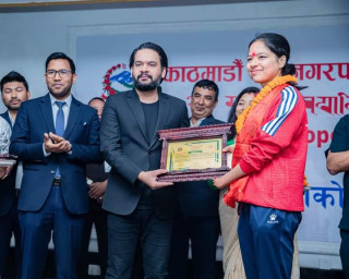 कास्य पदक विजेता पलेशालाई काठमाडौं महानगरले दियो ५ लाख