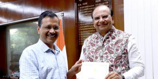 दिल्लीका मुख्यमन्त्री अरविन्द केजरीवालले दिए राजीनामा 