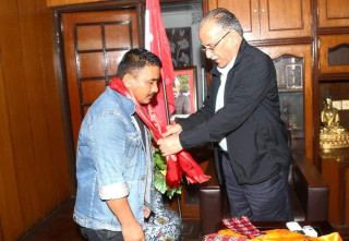 नख्खु खोलाले बगाएकाको उद्धार गर्ने ‘साहसी युवा’ चणिकलाल तामाङलाई माओवादी अध्यक्ष प्रचण्डले गरे सम्मान 