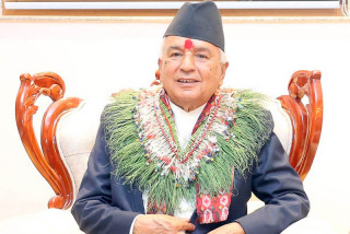 राष्ट्रपतिले सर्वसाधारणलाई दशैंको टीका लगाईदिने