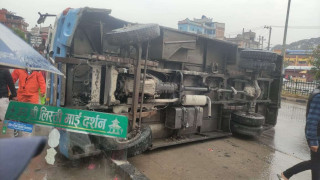 भक्तपुरमा बीच सडकमै पल्टियो बस, चारजना घाइते