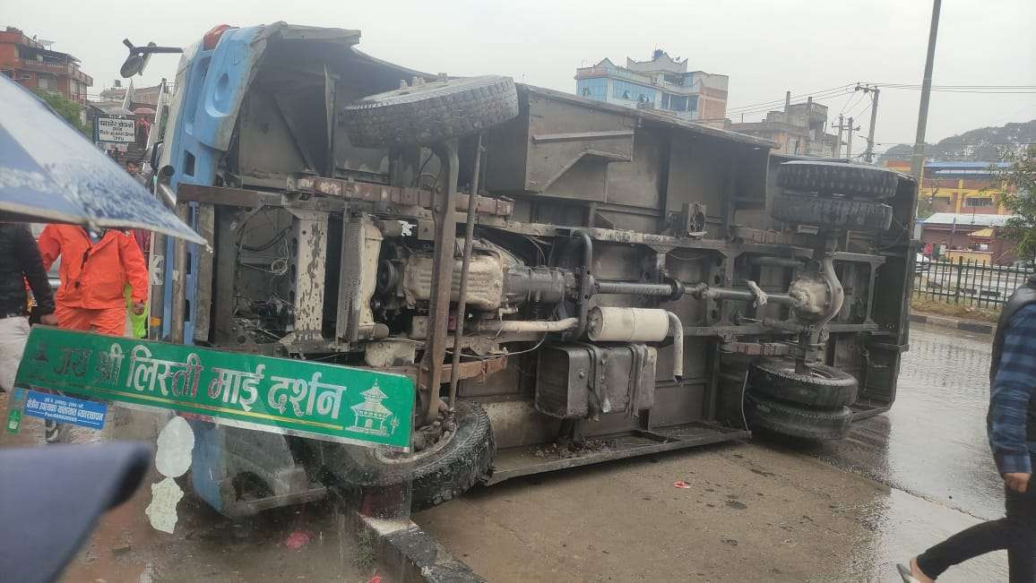 भक्तपुरमा बीच सडकमै पल्टियो बस, चारजना घाइते