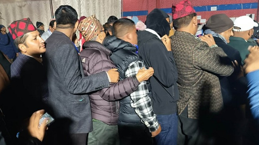 भोट हाल्न बिहानैदेखि लाइनमा बसेका एमालेका केही प्रतिनिधि भए बेहोस